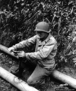 Contrôle des pipelines de carburant par un officier américain dans le secteur de Querqueville. Photo : US National Archives