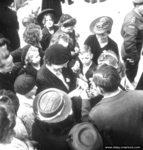 14 juillet 1944 : cérémonie à Rots à l'occasion de la fête nationale française en présence de soldats canadiens de la 2nd (CA) Infantry Division. Photo : US National Archives