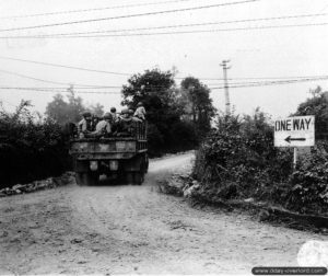 23 juillet 1944 : un camion GMC de la 4ème division d’infanterie progresse vers le front pendant l’opération Cobra dans le secteur de Saint-Lô. Photo : US National Archives