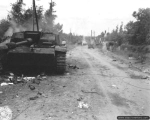 Le char Sturmgeschütz 4 détruit par J. Atchley de la compagnie H, 505th PIR, 82nd Airborne avec un canon antichar de 57 mm le 7 juin 1944 au nord de Sainte-Mère-Eglise. Photo : US National Archives
