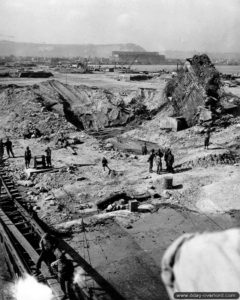 31 juillet 1944 : déchargement de plusieurs wagons depuis le LST numéro 21 à Tourlaville. Photo : US National Archives