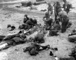 Des blessés du 2nd Naval Beach Battalion près de la sortie numéro 2. Photo : US National Archives