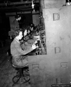 Des opératrices au travail dans un centre américain de transmissions à Valognes. Photo : US National Archives