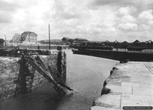 Une passerelle métallique coulissante sabordée par les Allemands à Cherbourg. Photo : US National Archives