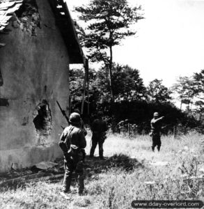 Une patrouille de la 79ème division d’infanterie dans les faubourgs de Cherbourg. Photo : US National Archives