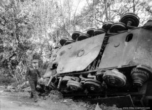 26 août 1944 : le général Eisenhower inspecte la poche de Chambois, et en particulier cette carcasse de char Tigre II retournée par le souffle des bombardements alliés. Photo : US National Archives