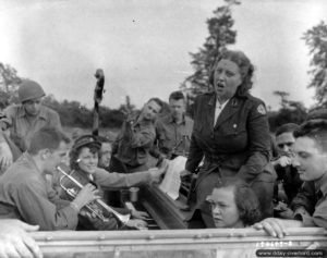 22 septembre 1944 à Cherbourg : au chant Josephine Harris chante accompagnée au piano par Allene Haberfeld. Au premier plan : Virgilia Chexw. Photo : US National Archives