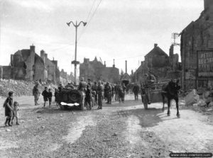 La police militaire américaine patrouille dans le centre-ville d’Isigny-sur-Mer. Photo : US National Archives