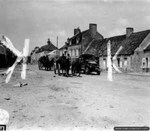 Plusieurs attelages de récupération utilisés par les Américains sur la place Saint Jacques à Montebourg. Photo : US National Archives