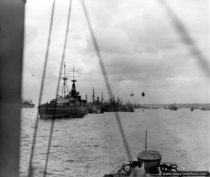 Construction du brise-lames Gooseberry 2 avec le cuirassé HMS Centurion. Photo : US National Archives