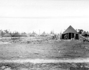 Installation des tentes de l’hôpital de campagne de Saint-Hilaire-Petitville. Photo : US National Archives