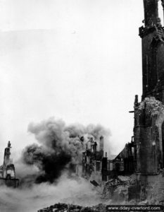 Les Américains détruisent à l’explosif les ruines à proximité de l’église de Saint-Malo à Valognes qui menacent de s’effondrer. Photo : US National Archives