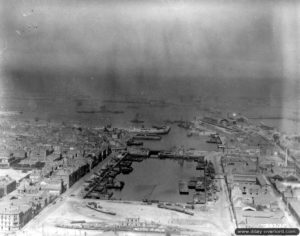 Photographie aérienne du port de Cherbourg. Photo : US National Archives