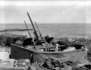 Position de défense antiaérienne (DCA) à Cherbourg armée par un half-track M15A1 comprenant un canon de 37 mm et deux mitrailleuses Browning M2HB de 12,7 mm. Photo : US National Archives