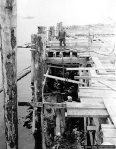 24 juillet 1944 : travaux de reconstruction des quais du port de Cherbourg par les sapeurs du 342nd Engineer General Service Regiment, 1056th Engineer Port Construction & Repair Group. Photo : US National Archives