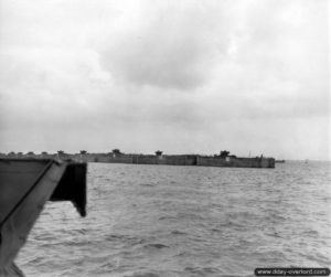 Mise en place des caissons Phoenix. Photo : US National Archives