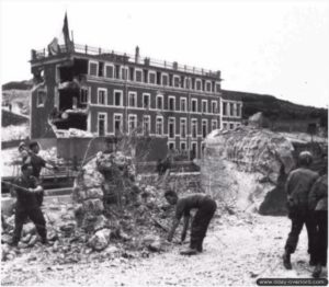 Des prisonniers allemands démolissent leurs installations de Port-en-Bessin. Photo : IWM