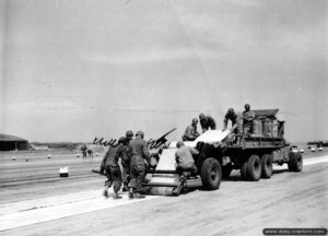 Sapeurs américains du 850th Engineer Aviation Battalion appartenant au 9th Engineer Command de la 9th Air Force travaillant à la mise en place de l’aérodrome ALG A-23C de Querqueville. Photo : US National Archives