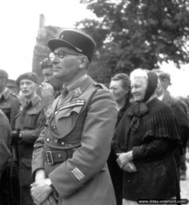 14 juillet 1944 : le capitaine Blum, représentant du général de Gaulle, assiste aux cérémonies de la fête nationale française à Rots. Photo : US National Archives