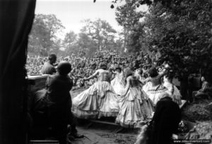 24 juillet 1944 : un spectacle de divertissement est proposé aux soldats de la 29ème division d’infanterie après les durs combats de Saint-Lô. Photo : US National Archives