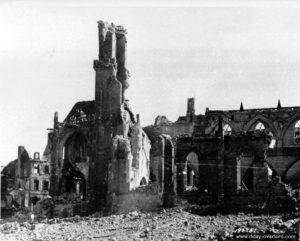 Les ruines de l’église de Saint-Malo à Valognes avant sa destruction du clocher par les Américains. Photo : US National Archives