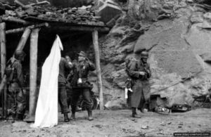 26 juin 1944 à 14h00 : reddition des troupes allemandes situées au Fort du Roule à Cherbourg. Photo : US National Archives