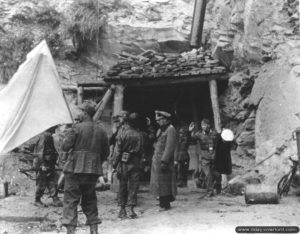 26 juin 1944 : vers 14h00, reddition des troupes allemandes situées au Fort du Roule à Cherbourg. Photo : US National Archives