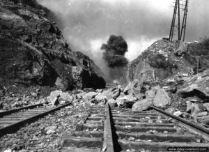 Travaux de remise en état de la ligne de voie ferrée Paris-Cherbourg. Photo : US National Archives