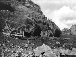 Remise en état à l’explosif de la voie ferrée Paris-Cherbourg. Photo : US National Archives