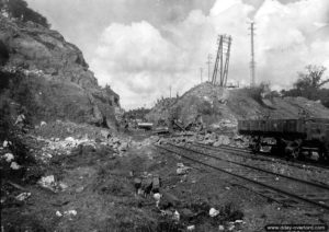 Travaux de remise en état de la ligne de voie ferrée Paris-Cherbourg. Photo : US National Archives