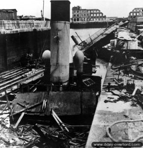 Remorqueur coulé dans l’arsenal de Cherbourg. Photo : US National Archives