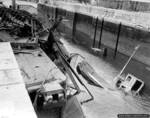 Remorqueur coulé dans l’arsenal à Cherbourg. Photo : US National Archives