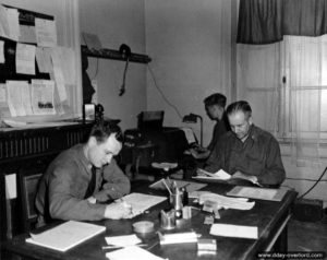 25 juillet 1944 : à gauche un Navy censor, le lieutenant Paul De Give. A droite un Army censor, le lieutenant Zenon B. Billadieu à Cherbourg. Photo : US National Archives