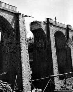 Le viaduc de la ligne de chemin de fer Caen-Lamballe sur la Soulle dans le secteur de Coutances. Photo : US National Archives