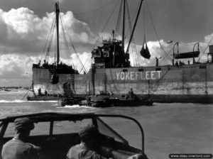 Le cargo SS Yokefleet transborde sa cargaison au large de Juno Beach. Photo : Archives Canada