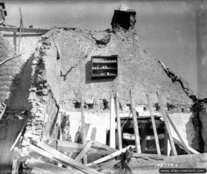 Les tristes vestiges d’une maison en ruine située le long de la rue des Prêtres à Montebourg. Photo : US National Archives