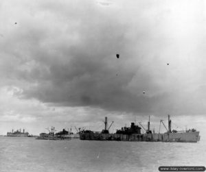 Mise en place du dispositif de brise-lames « Gooseberry » 2. Photo : US National Archives