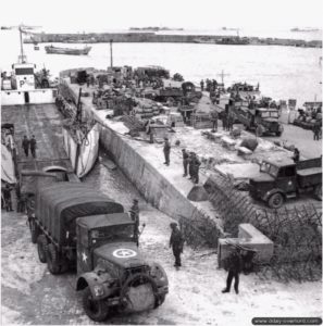 Un Landing Craft Tank (Large) durant la phase de déchargement à Port-en-Bessin. Photo : IWM