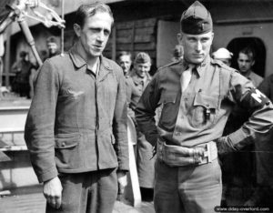 Un prisonnier allemand qui a été pendant dix ans boucher à New York, est transporté vers l'Angleterre. Photo : US National Archives