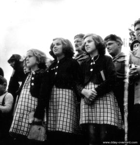 14 juillet 1944 : Paulette, Jeanne et Suzanne Douchin pendant la cérémonie de la fête nationale française à Rots. Photo : US National Archives