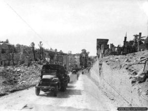 25 août 1944 : des camions GMC dans la rue Torteron à Saint-Lô. Photo : US National Archives