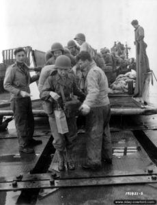 18 juillet 1944 : transbordement de WAC depuis un LCM sur un ponton à Utah Beach. Photo : US National Archives