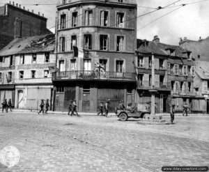 Des drapeaux alliés sont accrochés à un immeuble de Cherbourg. Photo : US National Archives