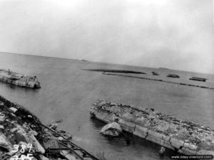 Vue aérienne des ruines du quai de France saboté par les Allemands à Cherbourg. Photo : US National Archives