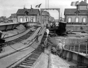 Des sapeurs américains du 333rd Engineer Special Service Regiment découpent retirent le pont tournant saboté par les Allemands à Cherbourg. Photo : US National Archives