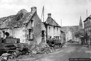 Après les combats, les routes sont dégagées mais les traces de la bataille sont encore présentes dans Chambois. Photo : US National Archives
