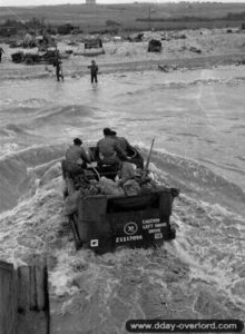 Débarquement d'une Jeep à partir d'un navire de transport LCT à Gold Beach. Photo : IWM