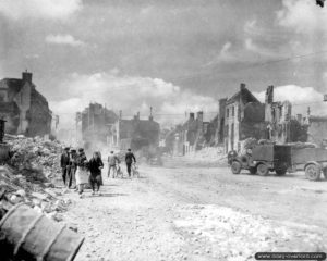 Les ruines de la place Gambetta à Isigny-sur-Mer. Photo : US National Archives