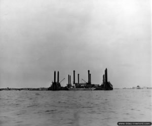Les plateformes Löbnitz, surnommées Whales, traversent la Manche. Photo : US National Archives