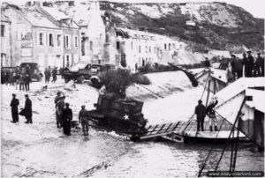 Deux Landing Craft Tanks face au quai de déchargement de Port-en-Bessin. Photo : IWM